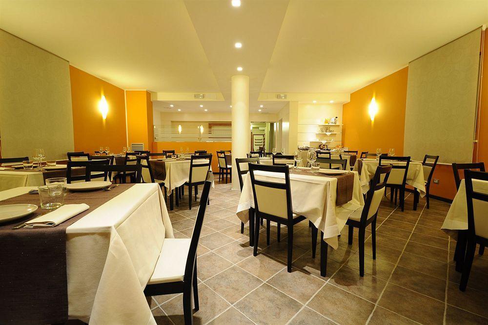 Albergo Leon Bianco Gonàrs מראה חיצוני תמונה