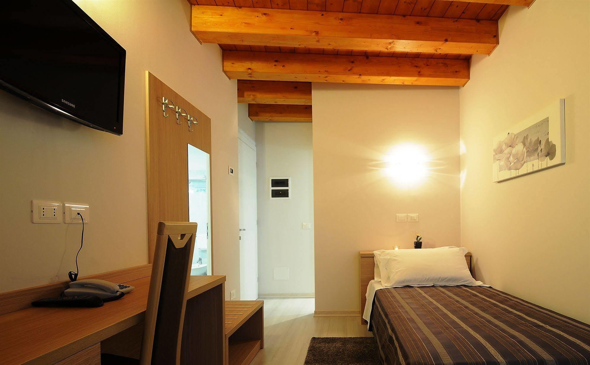 Albergo Leon Bianco Gonàrs מראה חיצוני תמונה